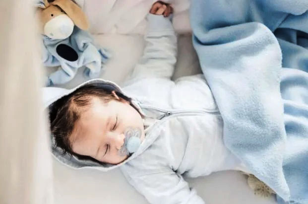 Trẻ sơ sinh khó ngủ, ngủ ngày cày đêm”? 4 kinh nghiệm đối phó tưởng là chân lý” nhưng không hẳn đúng, bố mẹ cần lưu ý-4