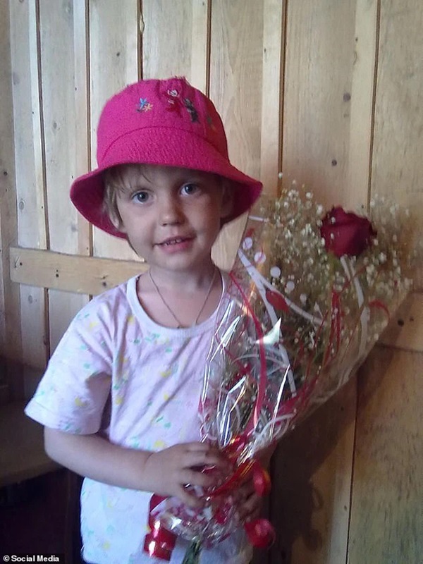 Đưa con gái 9 tuổi đi mua bánh sinh nhật, người đàn ông hành động ngoan cố khiến con chết tức tưởi, camera quay cảnh hiện trường đêm tối gây ám ảnh-3