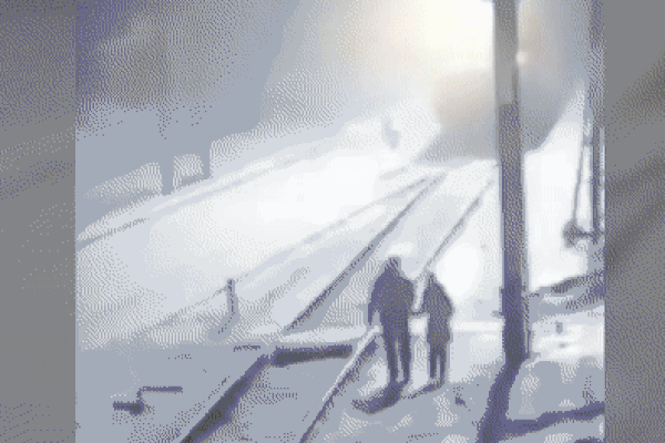 Đưa con gái 9 tuổi đi mua bánh sinh nhật, người đàn ông hành động ngoan cố khiến con chết tức tưởi, camera quay cảnh hiện trường đêm tối gây ám ảnh-4