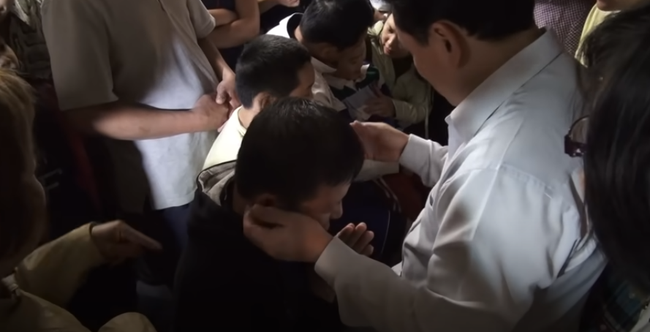 Nổi da gà xem ông Võ Hoàng Yên chữa câm điếc bẩm sinh 15 năm bằng tay không trong loạt clip triệu view: Có phải là thần y như lời đồn?-3