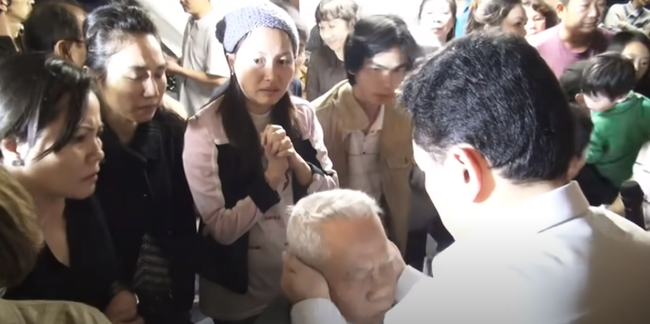 Nổi da gà xem ông Võ Hoàng Yên chữa câm điếc bẩm sinh 15 năm bằng tay không trong loạt clip triệu view: Có phải là thần y như lời đồn?-4