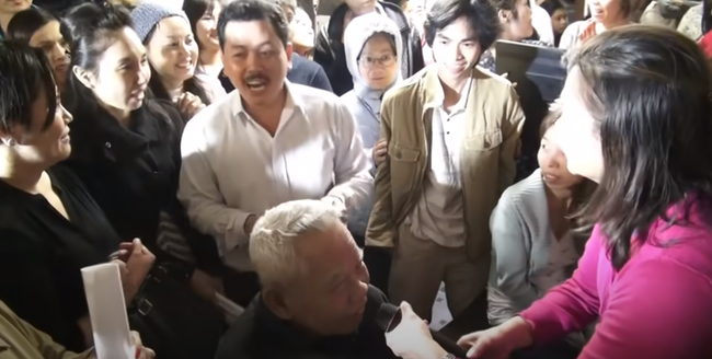 Nổi da gà xem ông Võ Hoàng Yên chữa câm điếc bẩm sinh 15 năm bằng tay không trong loạt clip triệu view: Có phải là thần y như lời đồn?-5