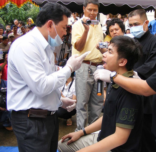 Nổi da gà xem ông Võ Hoàng Yên chữa câm điếc bẩm sinh 15 năm bằng tay không trong loạt clip triệu view: Có phải là thần y như lời đồn?-8