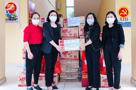 Mondelez Kinh Đô trao hàng nghìn sản phẩm tiếp sức vùng dịch