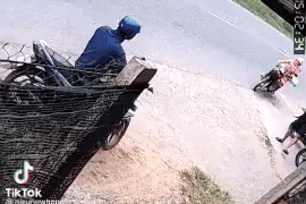 Clip: Nam thanh niên đứng im một chỗ vẫn gặp tai nạn bất ngờ, xem camera ai nấy 