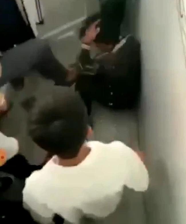 Nam sinh lớp 10 bị đánh hội đồng trong nhà vệ sinh trường học-1