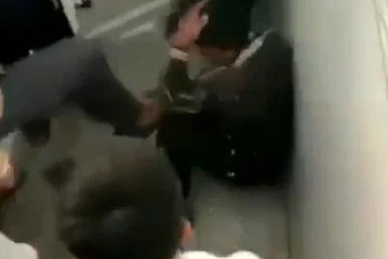 Nam sinh lớp 10 bị đánh hội đồng trong nhà vệ sinh trường học