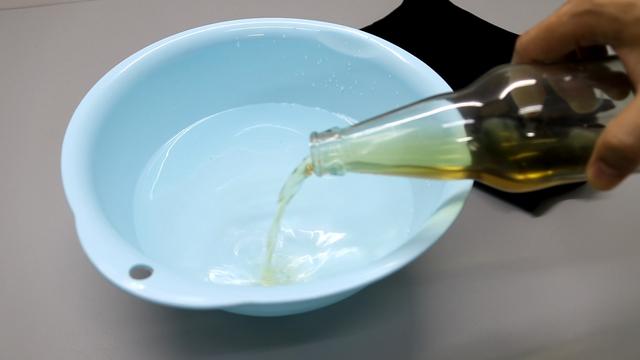 Quần áo mới mua nên giặt thế nào mới đúng? Nếu không biết đến cách này thì chỉ khiến quần áo nhanh bị bạc, lem màu-2