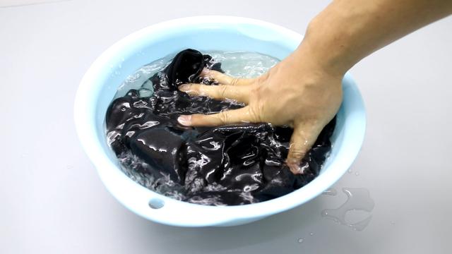 Quần áo mới mua nên giặt thế nào mới đúng? Nếu không biết đến cách này thì chỉ khiến quần áo nhanh bị bạc, lem màu-3