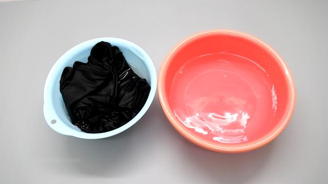 Quần áo mới mua nên giặt thế nào mới đúng? Nếu không biết đến cách này thì chỉ khiến quần áo nhanh bị bạc, lem màu-4