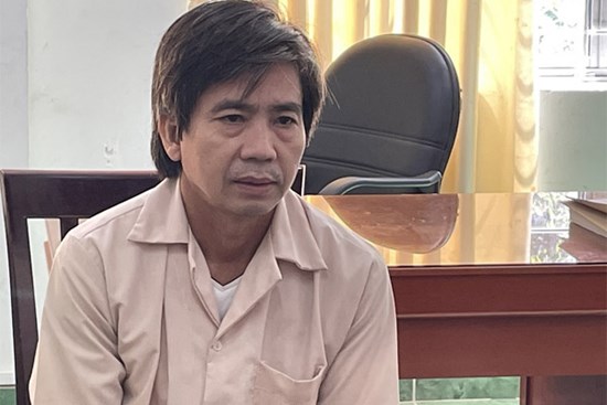 Người đàn ông đâm chết anh trai, cố thủ trong nhà: Thản nhiên cầm dao đi rửa sau khi gây án