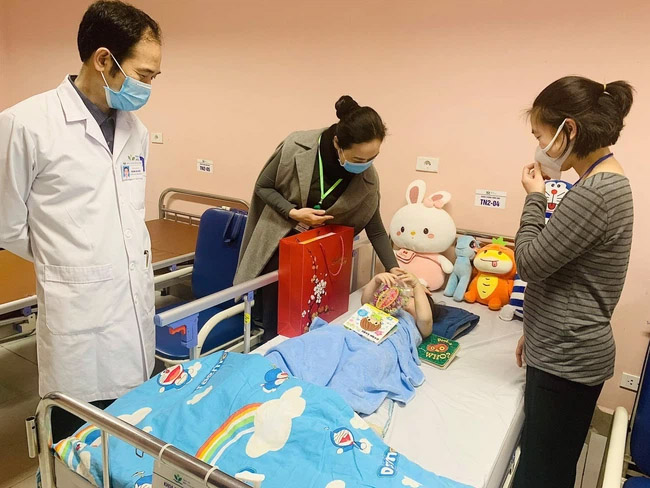 Bé gái rơi từ tầng 12 chung cư ở Hà Nội được ra viện: Đây thực sự là niềm hạnh phúc quá lớn lao của gia đình-2