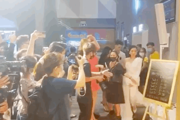 Clip hiếm: Lệ Quyên đụng độ Hồ Ngọc Hà trên thảm đỏ, lướt qua nhau không biết cảm giác thế nào?