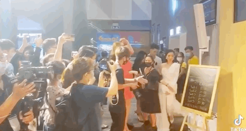 Clip hiếm: Lệ Quyên đụng độ Hồ Ngọc Hà trên thảm đỏ, lướt qua nhau không biết cảm giác thế nào?-1