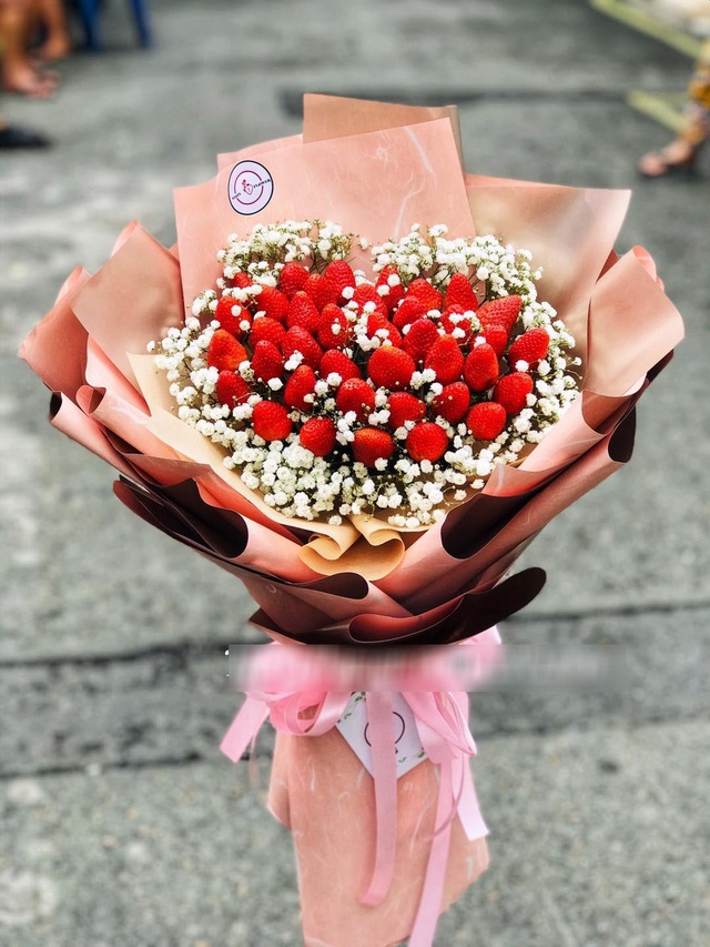 Bỏng tay với bó hoa dâu tây siêu lạ, ngắm đẹp, ăn ngon dịp 8/3-1