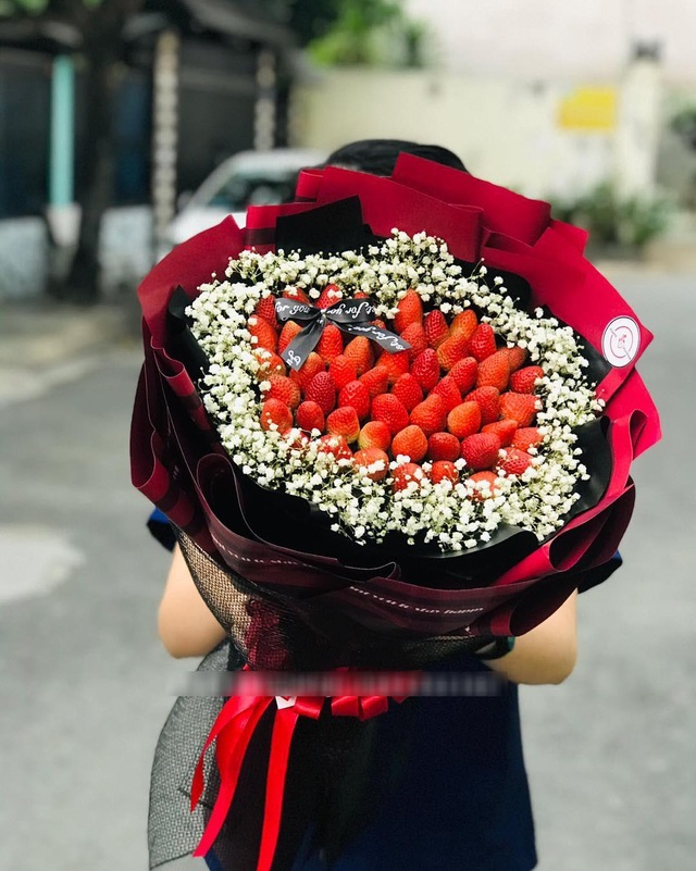 Bỏng tay với bó hoa dâu tây siêu lạ, ngắm đẹp, ăn ngon dịp 8/3-2