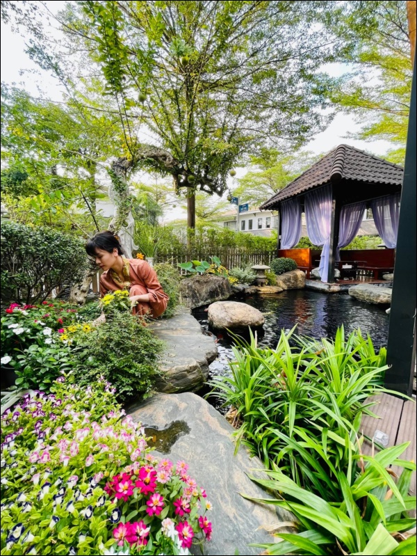 Biệt thự triệu đô hoành tráng của Nhật Kim Anh: Bốn mùa ngập tràn hoa tươi từ nhà ra ngõ-3