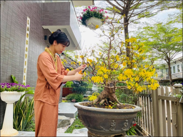 Biệt thự triệu đô hoành tráng của Nhật Kim Anh: Bốn mùa ngập tràn hoa tươi từ nhà ra ngõ-2