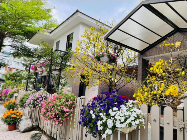 Biệt thự triệu đô hoành tráng&nbsp;của Nhật Kim Anh: Bốn&nbsp;mùa ngập tràn hoa tươi từ nhà ra ngõ-5