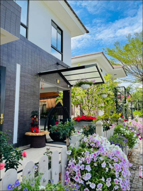 Biệt thự triệu đô hoành tráng&nbsp;của Nhật Kim Anh: Bốn&nbsp;mùa ngập tràn hoa tươi từ nhà ra ngõ-10