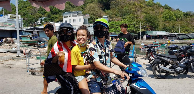 Hình ảnh danh hài Việt Hương đi du lịch cùng chồng con gây tranh cãi-2