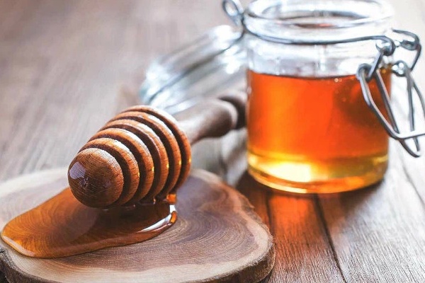 Đang dùng mật ong nếu thấy có dấu hiệu này thì dừng ngay lập tức để tránh dị ứng, ngộ độc và nguy hiểm tính mạng, nhất là với trẻ nhỏ-2