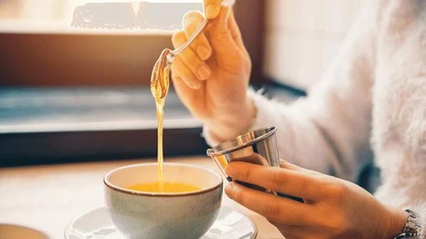 Đang dùng mật ong nếu thấy có dấu hiệu này thì dừng ngay lập tức để tránh dị ứng, ngộ độc và nguy hiểm tính mạng, nhất là với trẻ nhỏ-3