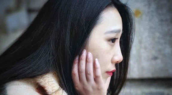 Tăng ca về muộn đã thấy một người phụ nữ lạ mặt chờ sẵn, tôi bất ngờ với thân phận và càng choáng váng trước lời đề nghị của chị ta-1