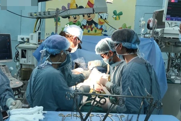 Người phụ nữ 7 năm trời hóa dị nhân, da sạm đen và tóc rụng đến đỉnh đầu vì 2 bệnh lý hiếm gặp-4