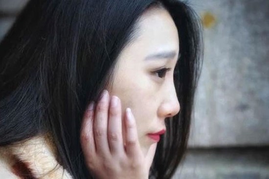 Tăng ca về muộn đã thấy một người phụ nữ lạ mặt chờ sẵn, tôi bất ngờ với thân phận và càng choáng váng trước lời đề nghị của chị ta