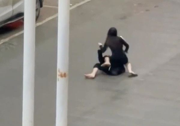 Cô gái bị bạn trai đánh giữa đường và màn phản công đặc sắc khiến anh phải xin tha, nguyên nhân vì một lời nói khi đang ân ái-4