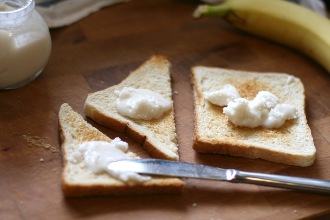 Tăng Thanh Hà thường xuyên dùng bơ dừa để ăn với bánh mì và đây là cách để chúng ta tự làm loại bơ này-10