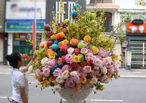 Đại gia chi 65 triệu mua bình hoa đắt đỏ tặng vợ dịp 8/3, dân mạng thi nhau á ố-1