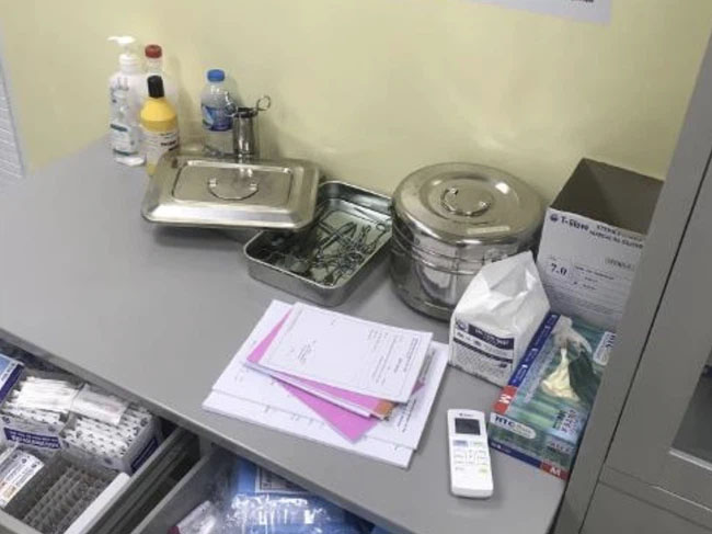 TP.HCM: 2 bác sĩ Trung Quốc tháo chạy khỏi phòng khám khi phát hiện đoàn thanh tra, để lại bệnh nhân đang cắt bao quy đầu-2