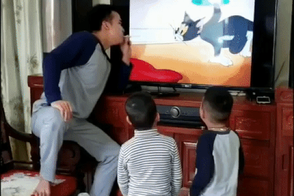 Ông bố diễn sâu, làm trò hút sữa rồi phun vào nhân vật Tom khiến 2 con trai tin sái cổ, vỗ tay rần rần: