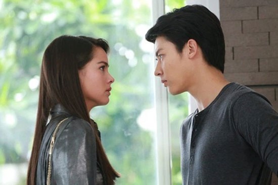 Thấy cái áo mới để trên bàn, chồng tôi giận dữ đem ném xuống đất nhưng khi biết áo của ai thì ngượng mặt nhục nhã