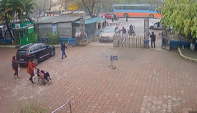 Hà Nội: Người đàn ông vào bệnh viện nhưng không chịu khai báo y tế, lái xe tông vào Giám đốc bệnh viện-1