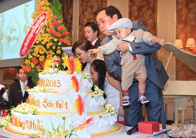 Từ lâu bà Phương Hằng - vợ ông Dũng lò vôi đã chọn người thừa kế khối tài sản khổng lồ, cậu bé khi ấy mới tròn 1 tuổi và lý do đằng sau khiến ai cũng bất ngờ-2