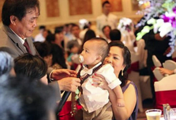 Từ lâu bà Phương Hằng - vợ ông Dũng lò vôi đã chọn người thừa kế khối tài sản khổng lồ, cậu bé khi ấy mới tròn 1 tuổi và lý do đằng sau khiến ai cũng bất ngờ-6