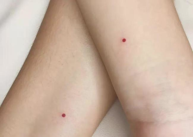 Cách thể hiện tình yêu trời ơi đất hỡi của giới trẻ Trung Quốc: Tự lấy máu cầu bình an cho đối phương, xăm nốt ruồi chu sa làm mật mã riêng-2