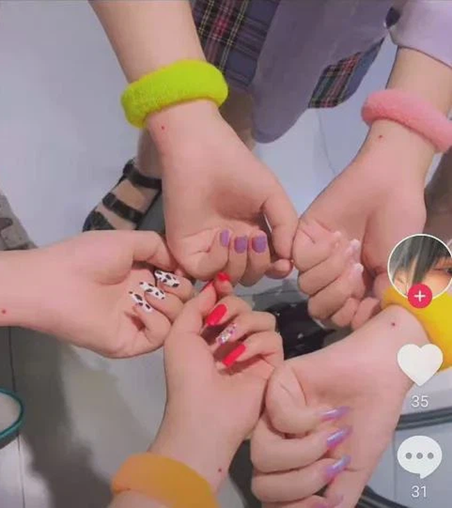 Cách thể hiện tình yêu trời ơi đất hỡi của giới trẻ Trung Quốc: Tự lấy máu cầu bình an cho đối phương, xăm nốt ruồi chu sa làm mật mã riêng-5