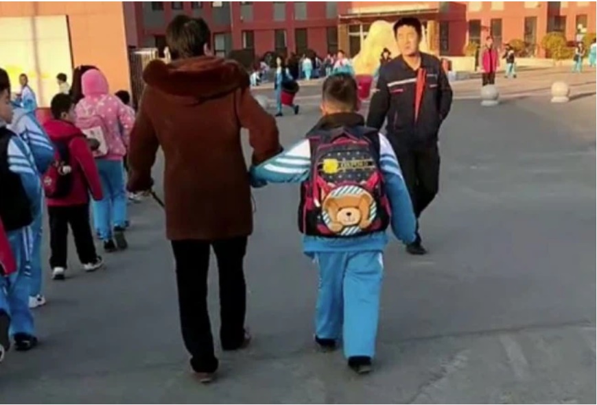 Bà nội có tuổi vẫn cố gắng dắt cháu đi học, dân tình đang sụt sùi cảm động thì phì cười khi thấy thứ bà lăm lăm cầm trong tay-1