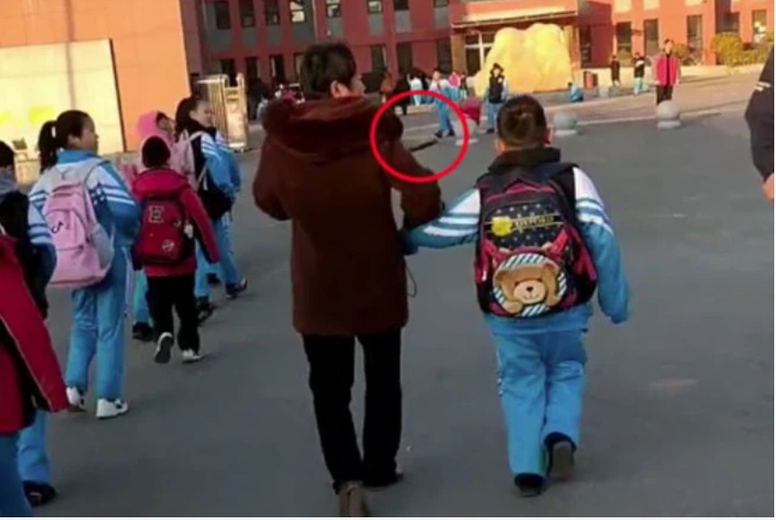 Bà nội có tuổi vẫn cố gắng dắt cháu đi học, dân tình đang sụt sùi cảm động thì phì cười khi thấy thứ bà lăm lăm cầm trong tay-2