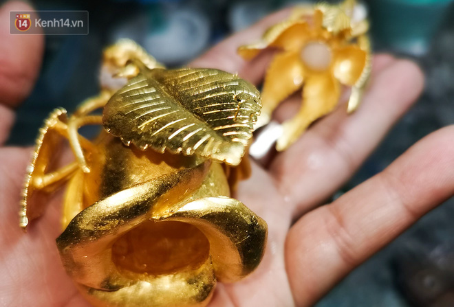 Cận cảnh hoa hồng đúc vàng giá 330 triệu đồng được đại gia Hải Phòng mua làm quà tặng ngày 8/3-5