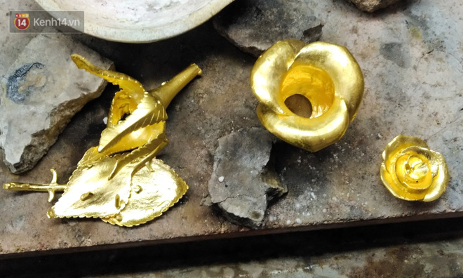 Cận cảnh hoa hồng đúc vàng giá 330 triệu đồng được đại gia Hải Phòng mua làm quà tặng ngày 8/3-6