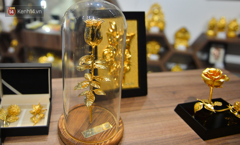 Cận cảnh hoa hồng đúc vàng giá 330 triệu đồng được đại gia Hải Phòng mua làm quà tặng ngày 8/3-18