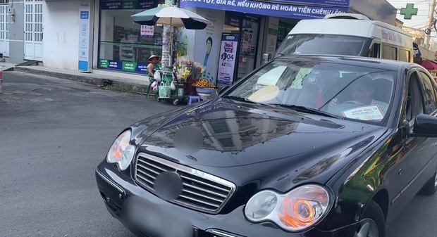 NS Thương Tín tự lái xế hộp hơn 400 triệu được tặng sau khi ra viện, hình ảnh gặp khó khăn khi mới sử dụng gây lo lắng!-3