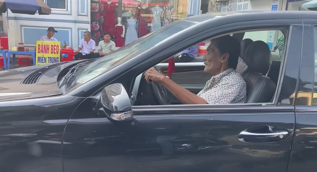 NS Thương Tín tự lái xế hộp hơn 400 triệu được tặng sau khi ra viện, hình ảnh gặp khó khăn khi mới sử dụng gây lo lắng!-4