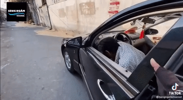 NS Thương Tín tự lái xế hộp hơn 400 triệu được tặng sau khi ra viện, hình ảnh gặp khó khăn khi mới sử dụng gây lo lắng!-1