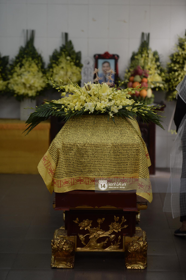 Tang lễ cố NSND Trần Hạnh: Gia quyến bật khóc, NS Công Lý và dàn nghệ sĩ ngậm ngùi tiễn biệt người quá cố-20